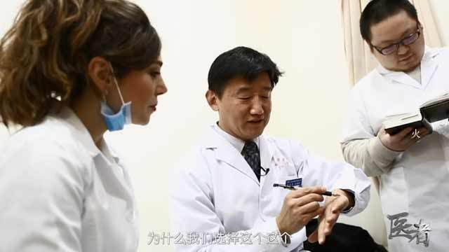 外国美女学中医 扎针灸快准稳!患者络绎不绝! 外国美女学中医 扎针灸快准稳!患者络绎不绝!