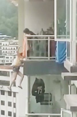 实拍女子跳楼寻短 母亲苦拽10多分钟无果坠地身亡 实拍女子跳楼寻短 母亲苦拽10多分钟无果坠地身亡