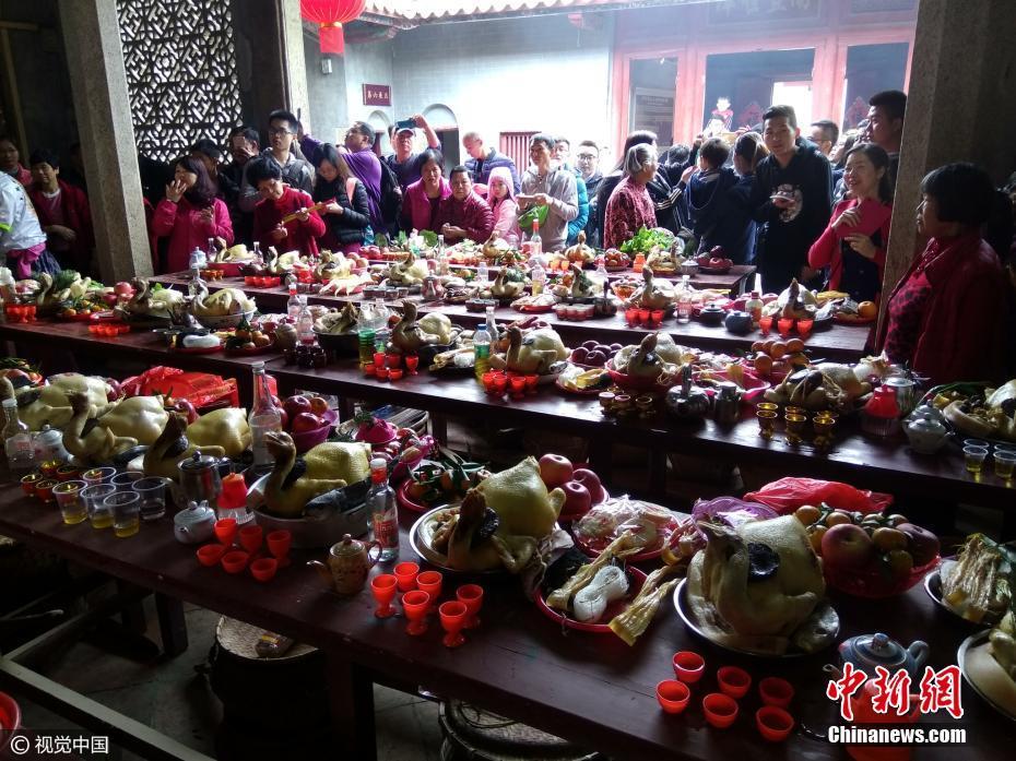 深圳坪山大万村祭祖 祭品摆满祠堂场面壮观