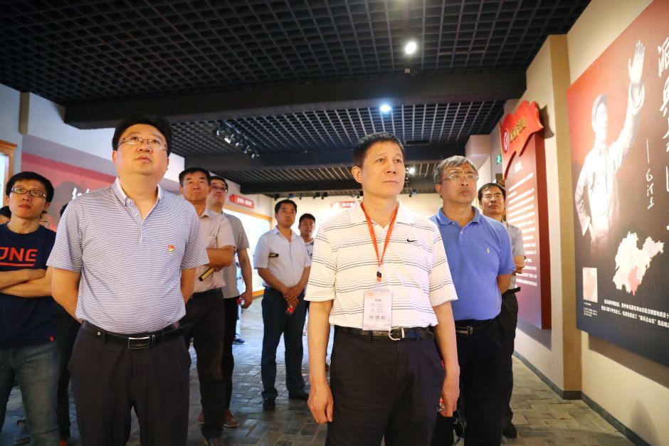 在沂蒙红嫂纪念馆,代表团成员们在一幅幅历史图片前驻足,在一件件英模人物塑像前凝神。大众网记者 王长坤 摄