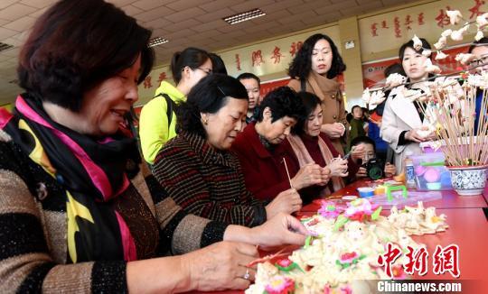 内蒙古高校里的非遗传承:中外学子体验 内蒙古高校里的非遗传承:中外学子体验