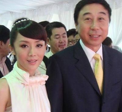 冯巩全家近照,妻子美成这样难怪要藏起来,老搭