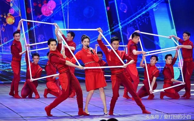 江疏影春晚穿错衣服,看起来不仅比景甜胖,比李