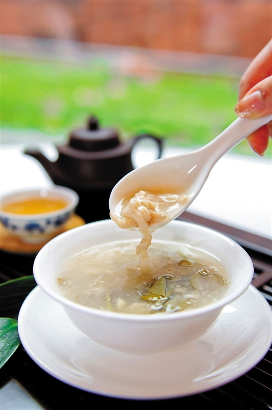 莼菜,令人想起江南,西湖,风雅,散淡,汤汤水水.