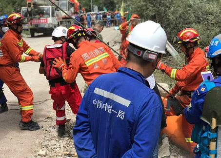 九寨沟地震救援人员捞出2具遗体:一名女孩一名男性