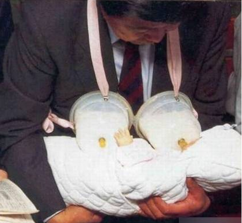 4、男性喂奶器:老婆不在身边,给孩子喂奶不吃怎么办日本人变态的脑袋瓜子又开始哇哇转了,这不,一转就转出来这么个玩意儿——男性喂奶器!话说这日本男人为了孩子辛苦到这种地步也够伟大的了……有时咱老骂日本人不开窍,其实人家也有聪明的时候嘛,有时候多开动开动脑筋比起篡改历史教科书要有益得多,日本人在这方面还得多努力呀!