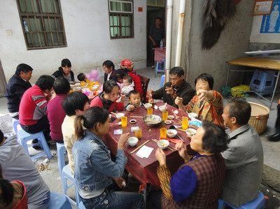 结婚婆家给8万彩礼,酒席办了10桌,婚礼第2天,我