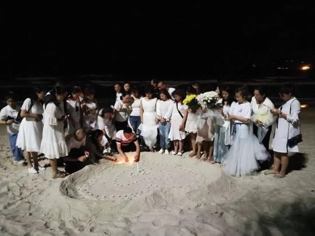 中国游客自发在泰国普吉岛悼念遇难同胞