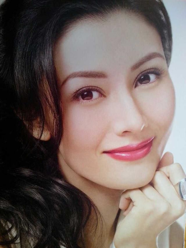 李嘉欣结婚香港富太太都松了口气,如今她的美