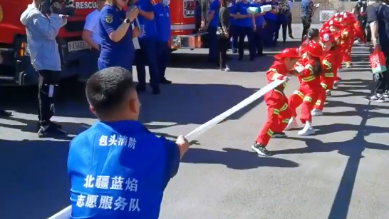 大型放水现场太可爱!蓝朋友和小朋友拔河“惨败”!网友:实属不敢赢 大型放水现场太可爱!蓝朋友和小朋友拔河“惨败”!网友:实属不敢赢