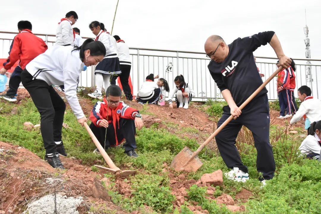 党员带队员，培育幸福苗