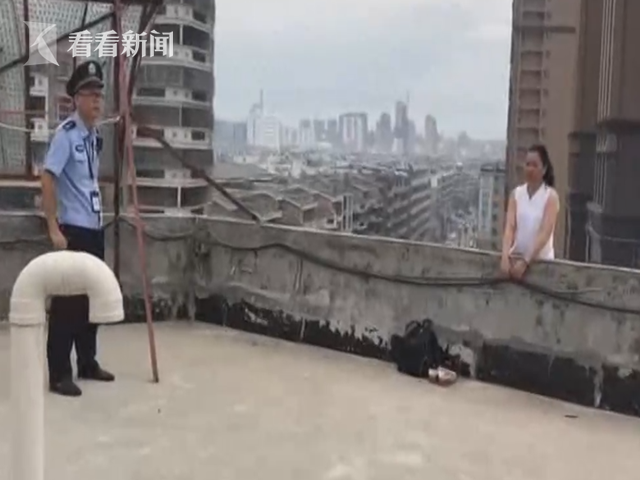 视频|轻生女子脚踩屋顶外檐命悬一线 消防员飞身扑救化险为夷 视频|轻生女子脚踩屋顶外檐命悬一线 消防员飞身扑救化险为夷