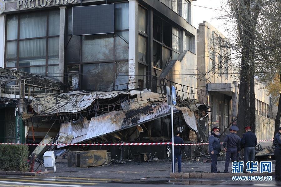 这是11月8日在吉尔吉斯斯坦首都比什凯克拍摄的爆炸现场。 吉尔吉斯斯坦首都比什凯克一家快餐店8日发生爆炸，造成至少1人死亡、13人受伤。 新华社发（罗曼摄）