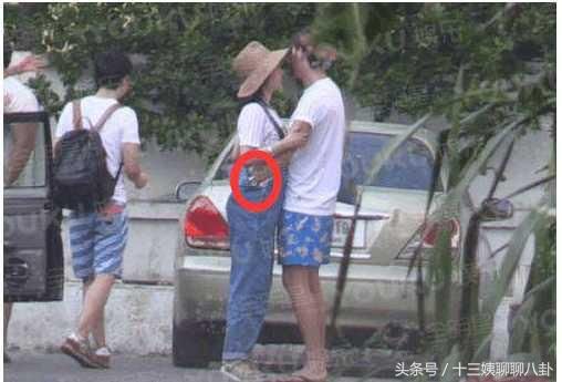 白百何和一指禅男友现身, 不惧拍照在机场狂