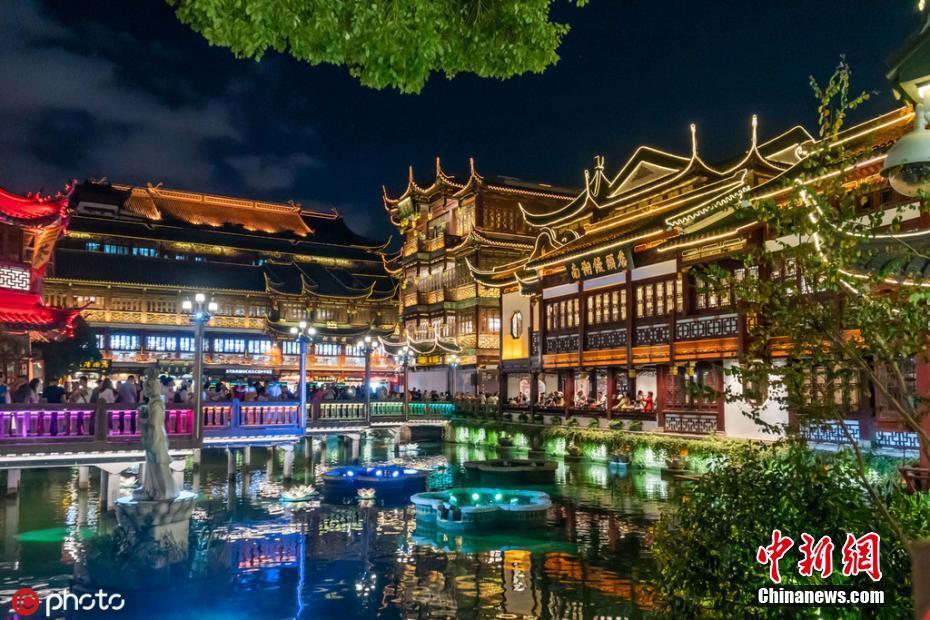 上海豫园启动夜经济3D投影秀 光影变换精彩纷呈