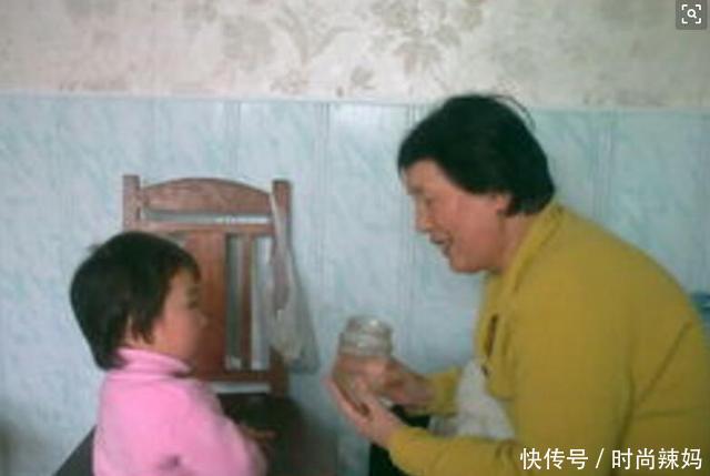孙儿发烧奶奶一定要喂消炎药,就怕宝宝烧坏脑