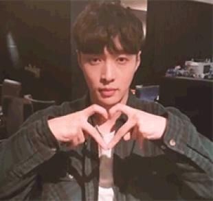 手指舞技术哪家强!欧阳娜娜张艺兴超酷 王源被