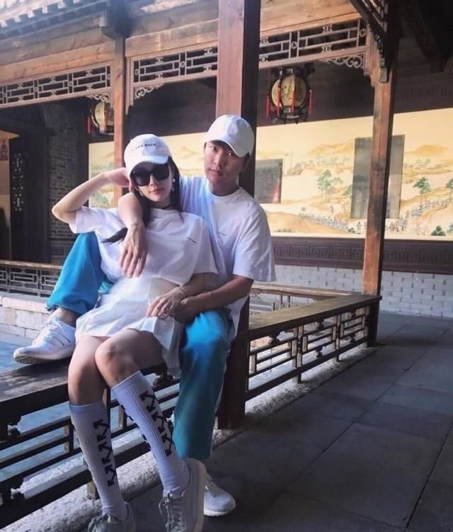 网友庆贾乃亮李小璐结婚六周年,晒过去甜蜜合