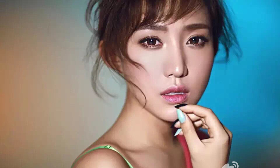 文筱婷从小就向往国外教育，放弃高考去英国。文筱婷在小学的时候，就开始学习外语了，因为她一心向往着国外的教育。