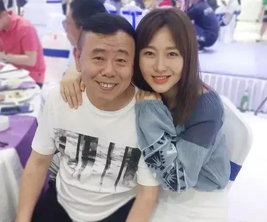 32岁岳云鹏全家福:老婆美貌不输柳岩!女儿一看