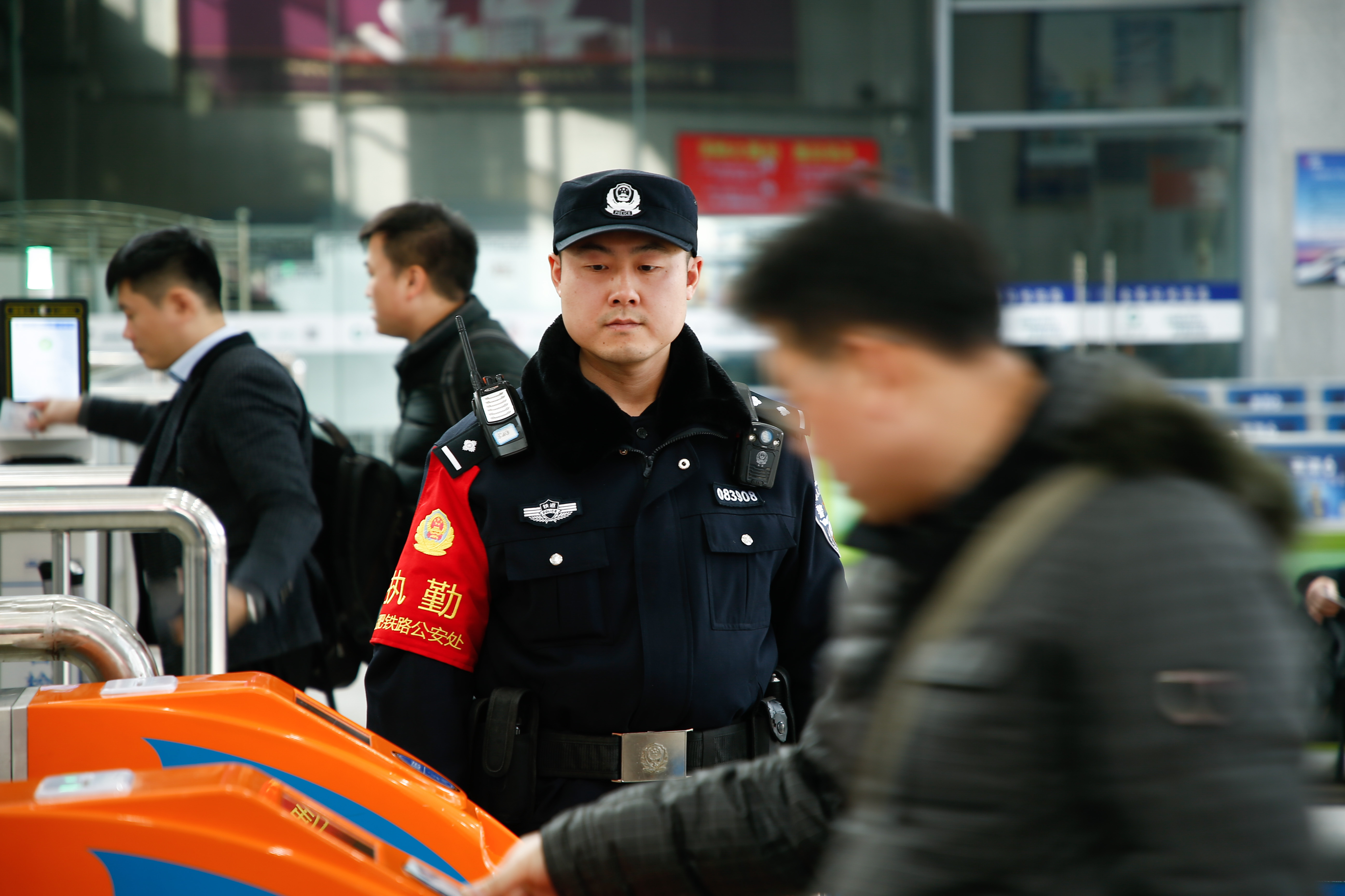 金寨火车站派出所民警张嗣一(右二)在检票口执勤(12月19日摄).