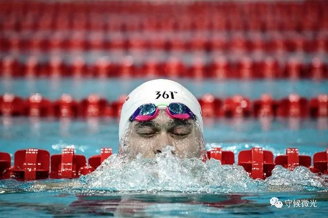 浙江选手孙杨夺冠后,缓缓游出泳池准备上岸