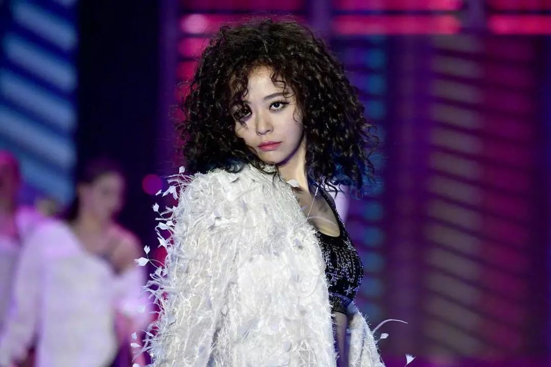 李艺彤翻唱霉霉歌被喷发音如车祸现场,其实中