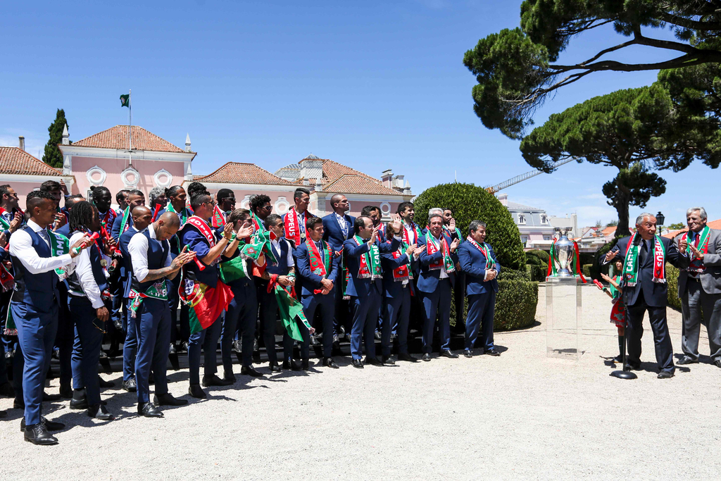 2016年7月11日，葡萄牙里斯本，2016年欧洲杯冠军葡萄牙队回到国内，全体队员和教练乘坐大巴游行并受到葡萄牙总统的接见，全城民众欢欣舞动狂欢庆祝。图为葡萄牙总统发表讲话致敬球队