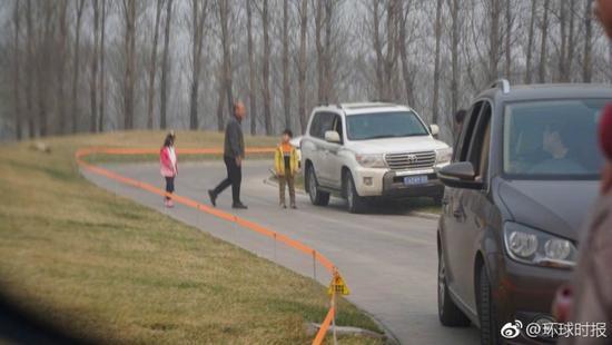 一家人在北京野生动物园白虎区多次下车 不听劝