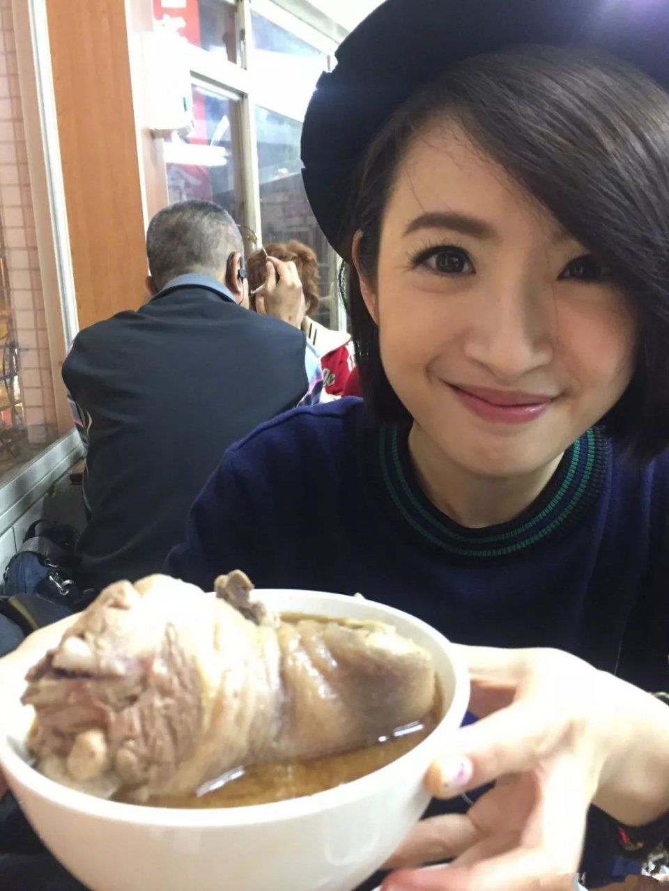 被怼圆脸太丑,导演劝她去修脸,她却坚持做自己