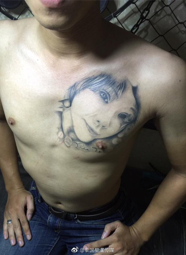 囧囧囧!分手后男子将胸口女友头像纹身改成狗 囧囧囧!分手后男子将胸口女友头像纹身改成狗
