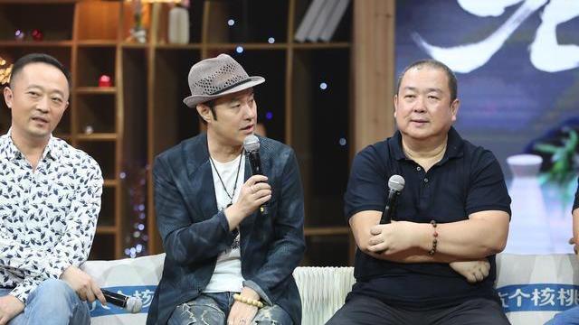 冯雷带伤演《老酒馆》刚扔掉拐杖就进组“拼命跑”网友：老戏骨太敬业