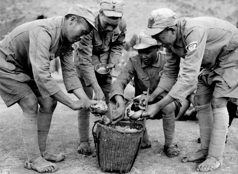 当中国远征军第一次缅甸作战失利撤退回国的时候，中国远征军在车站和仓库看到，英军丢弃的大量布匹，粮食，罐头，药品和武器的时候，都感到很气愤。第5军第96师师长余韶恼怒说，英国人就是看不起我们，认为第5军这样的草鞋兵不配吃罐头。图为云南省南部怒江前线驻守的中国士兵们从伙食桶里盛饭，这是由后勤伙食人员送到前沿阵地的。