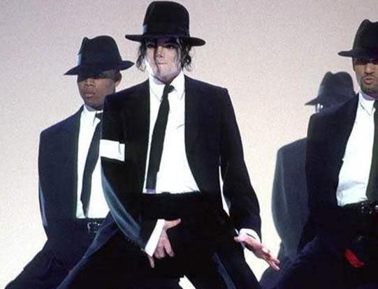 迈克尔杰克逊跳舞的时候为什么老是喜欢 抓裤