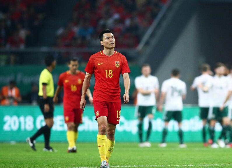 国足惨败后 球迷围攻郜林微博:退出国家队吧 还