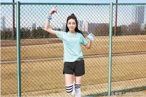 女明星变身足球宝贝,杨幂活泼baby美回18岁,关