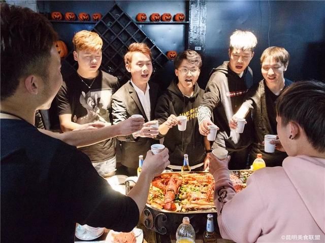 昆明最牛老板请员工聚餐,最差一顿甩下88.7公