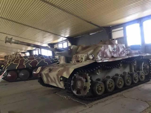 尤其白色并不多见 应该是为了雪地作战 刷的白漆 除了苏制坦克以外