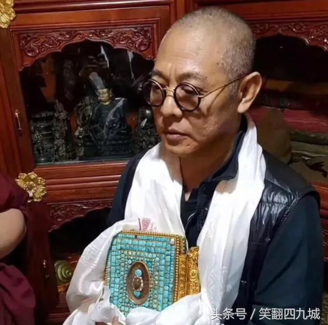 5月19日,又有网友晒出了一张李连杰近日与主持人鲁豫用餐的合影,他看