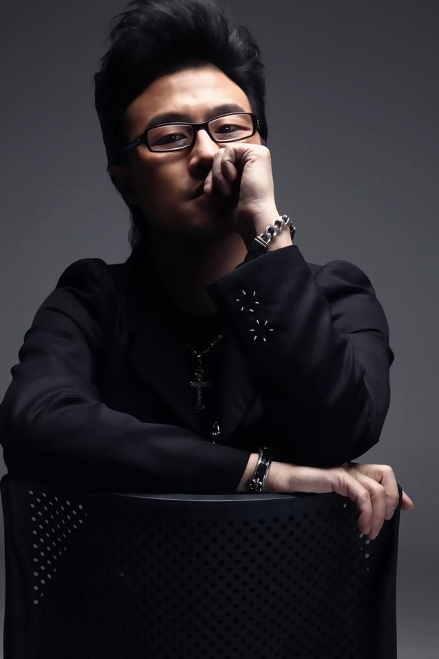 《我是歌手》汪峰,被摇滚圈骂的最惨的摇滚音