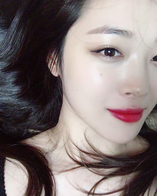 雪莉拍摄散发果汁美 合影仙人掌装疼搞怪