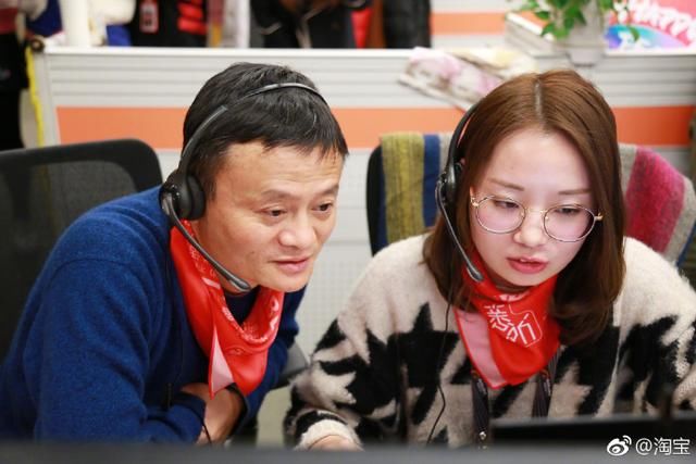 马云竟变身淘宝客服小二:跟美女客服学做接线