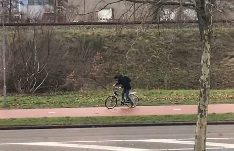 荷兰男子逆风骑行一度被狂风吹得掉转车头