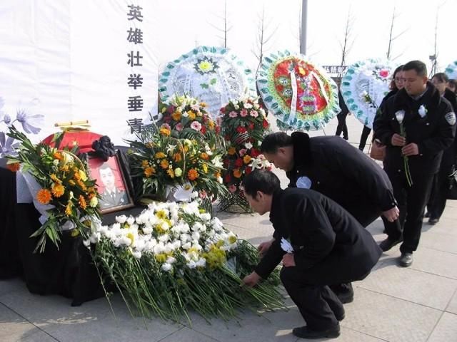崔维涛骨灰安葬莒县烈士陵园 崔父:让儿子当兵