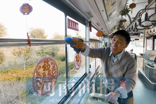 行行出状元 郑州一公交车长获国务院特殊津贴 行行出状元 郑州一公交车长获国务院特殊津贴