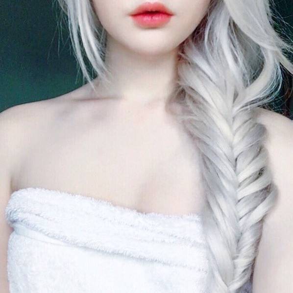 所以姑娘现在靠着自己的努力，也走上了人生巅峰。但是这生来的美貌跟银发，也不是一般人就能拥有的。所以，这个姑娘应该生来就是来碾压别人的吧？