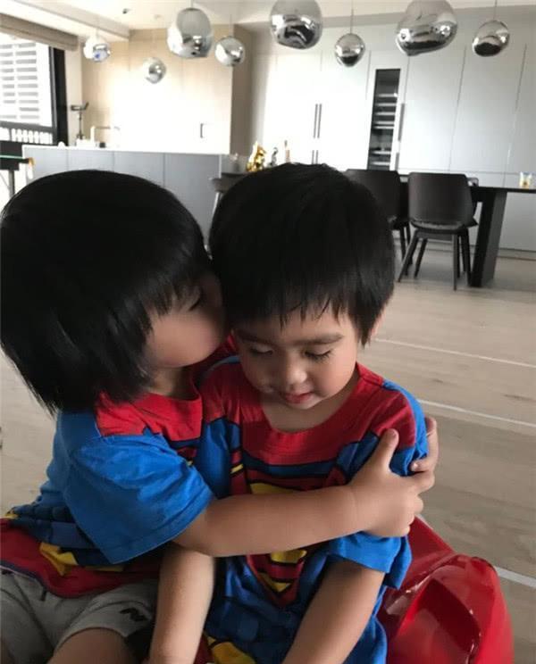 林志颖双胞胎儿子相爱相杀 会帮哥哥盖被子 还