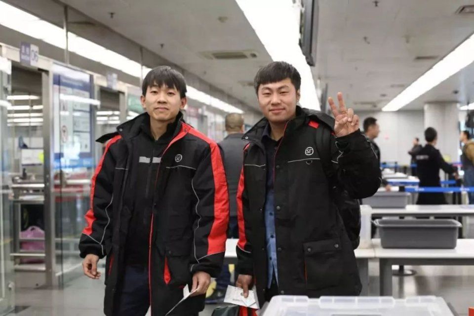 快递小哥包高铁包飞机回家啦!