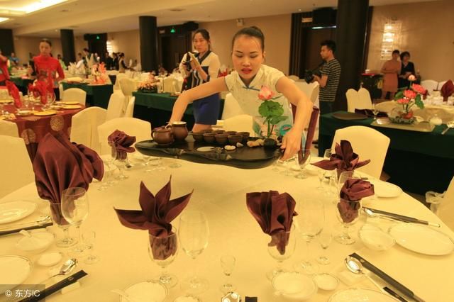 妹妹结婚后,经常找我借钱,偷偷去了一趟她家,我