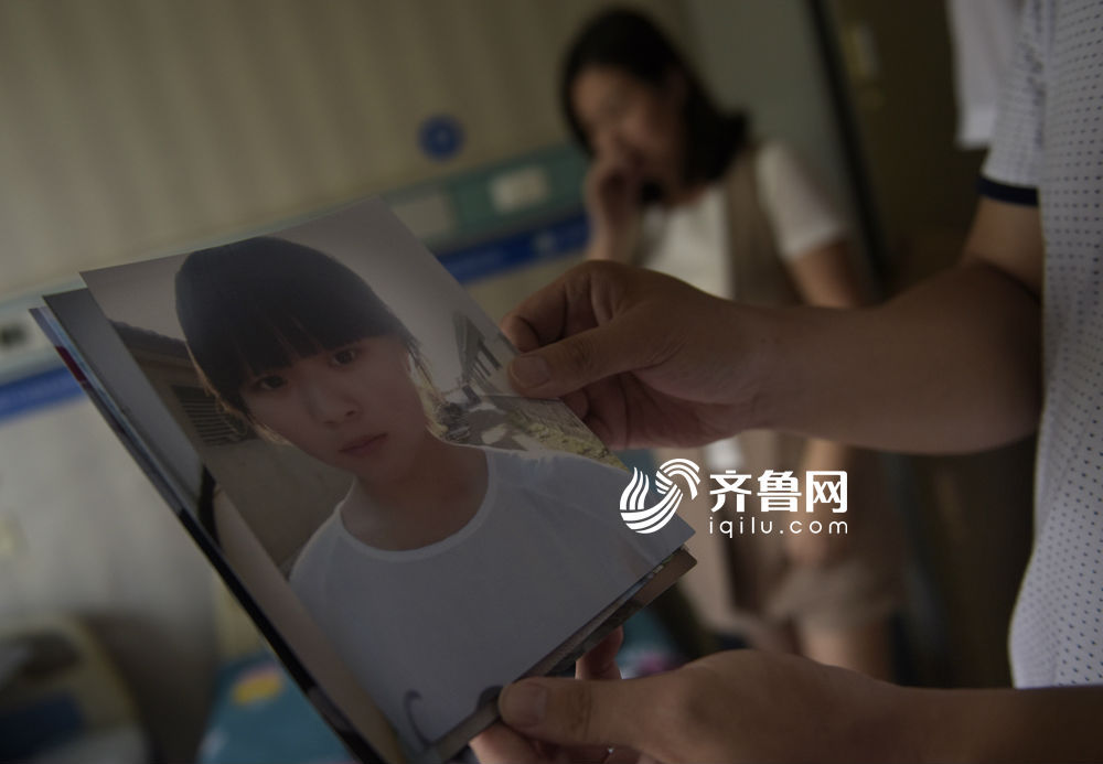 刘振的母亲江竹峰接到电话时，女儿已经被推进了青岛市立医院。“我看见她的第一眼，几乎没认出来，完全烧黑了。”为了给孩子治疗，这个原本就不宽裕的家庭花光了积蓄，卖掉了车，一直到债台高筑。图为：对比原来女儿漂亮的照片，江竹峰时常忍不住偷偷流泪。